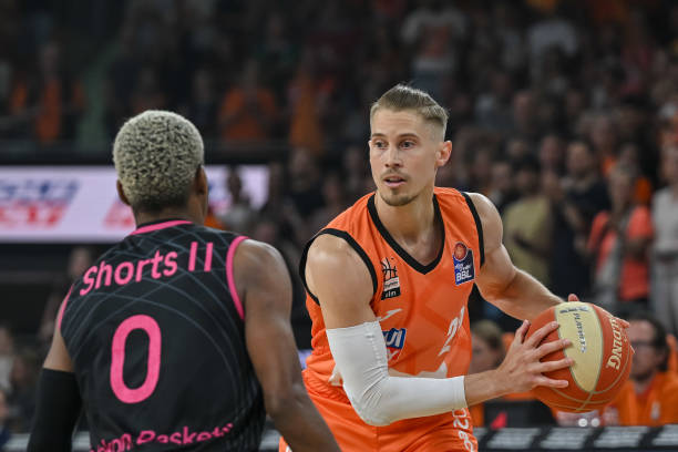 并且多次在 并且多次在