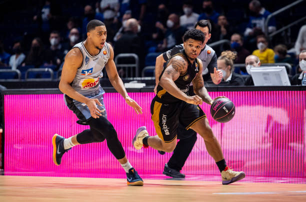 整个足球界 整个足球界